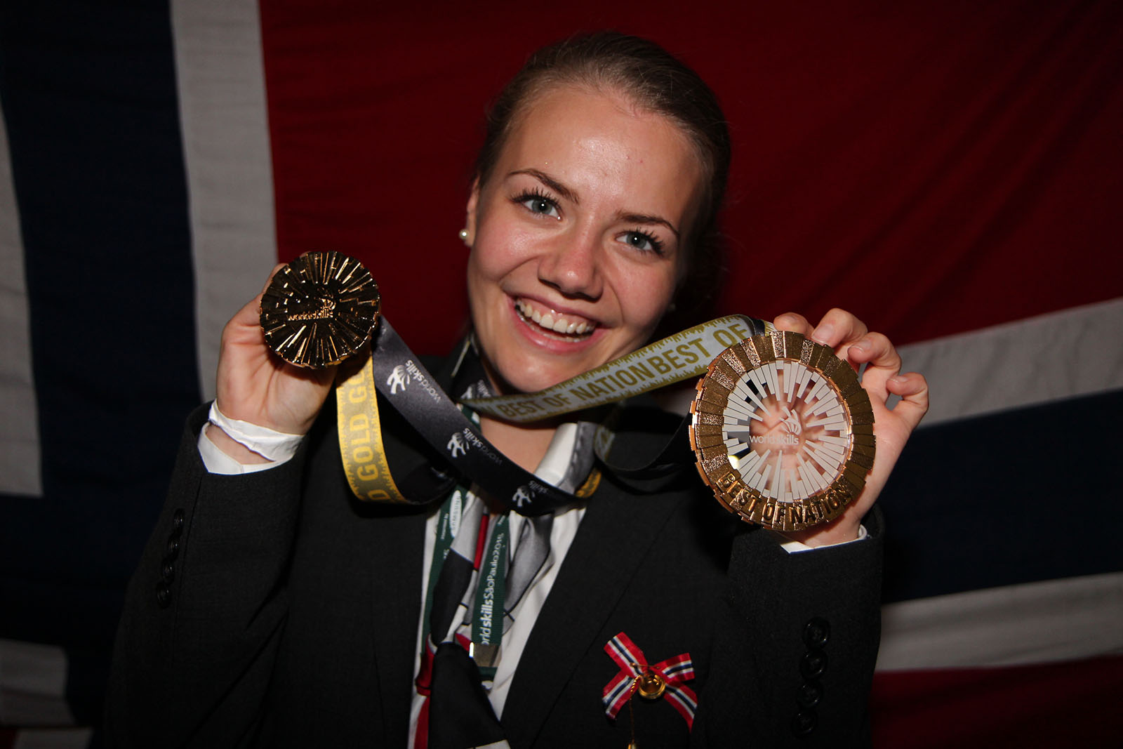 Jenny Marlen visser frem medaljen fra VM i Brasil