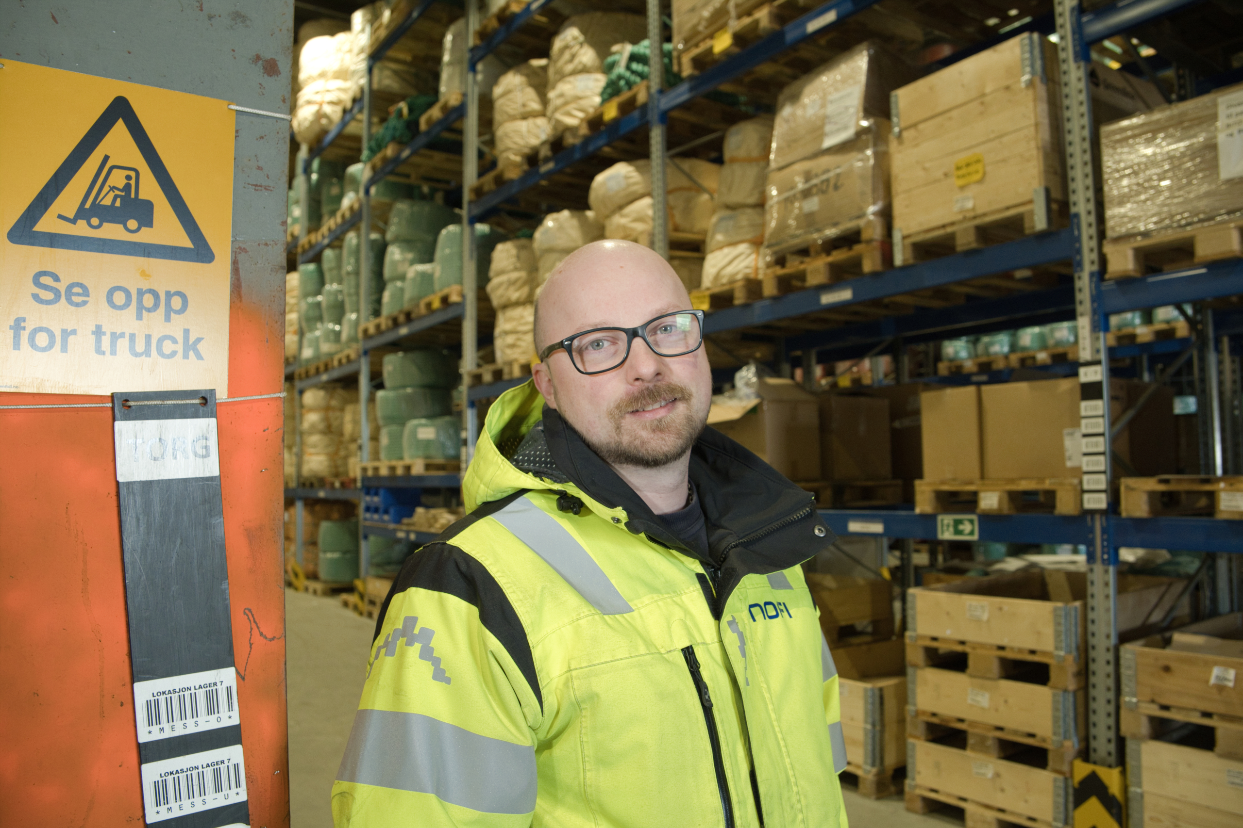 Øyvind Lossen jobber med logistikk og er avbildet i NOFI sitt lager