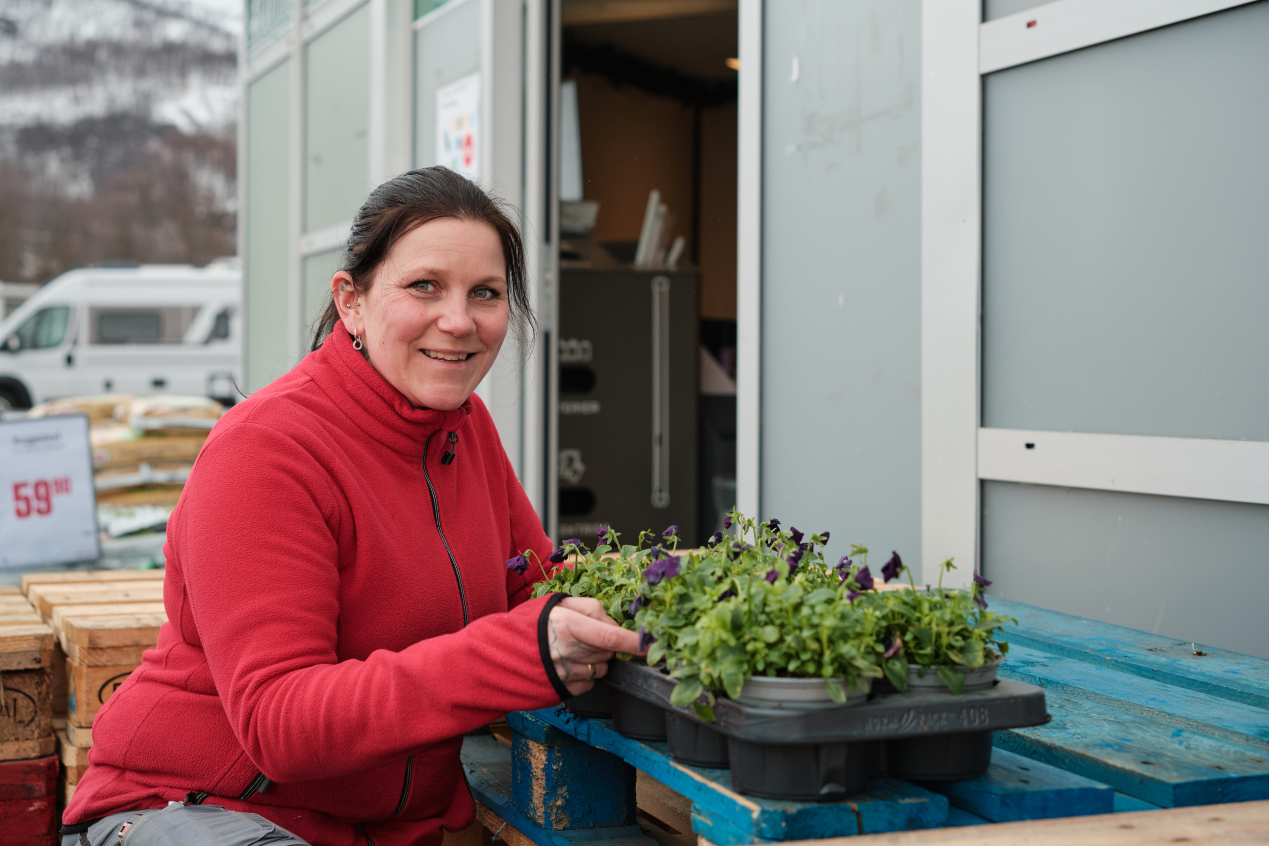 Butikksjef og fagansvarlig Anne Grethe Næss-Vang jobber med å stable blomster for salg