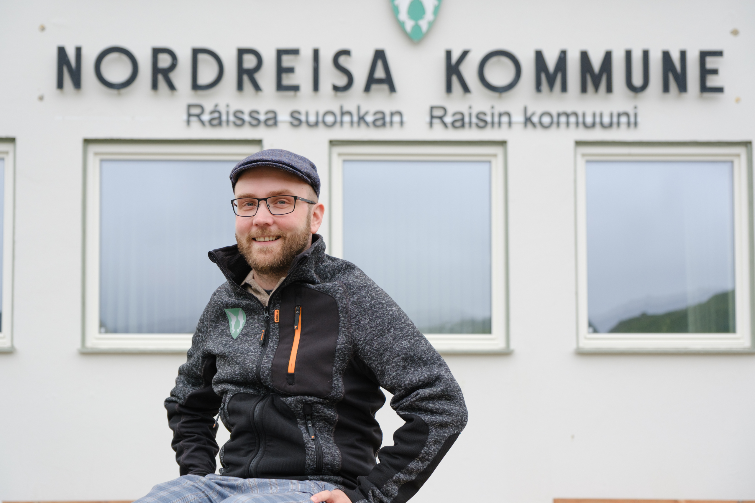 Leder for bygningsdrift sitter foran kommunehuset i Nordreisa